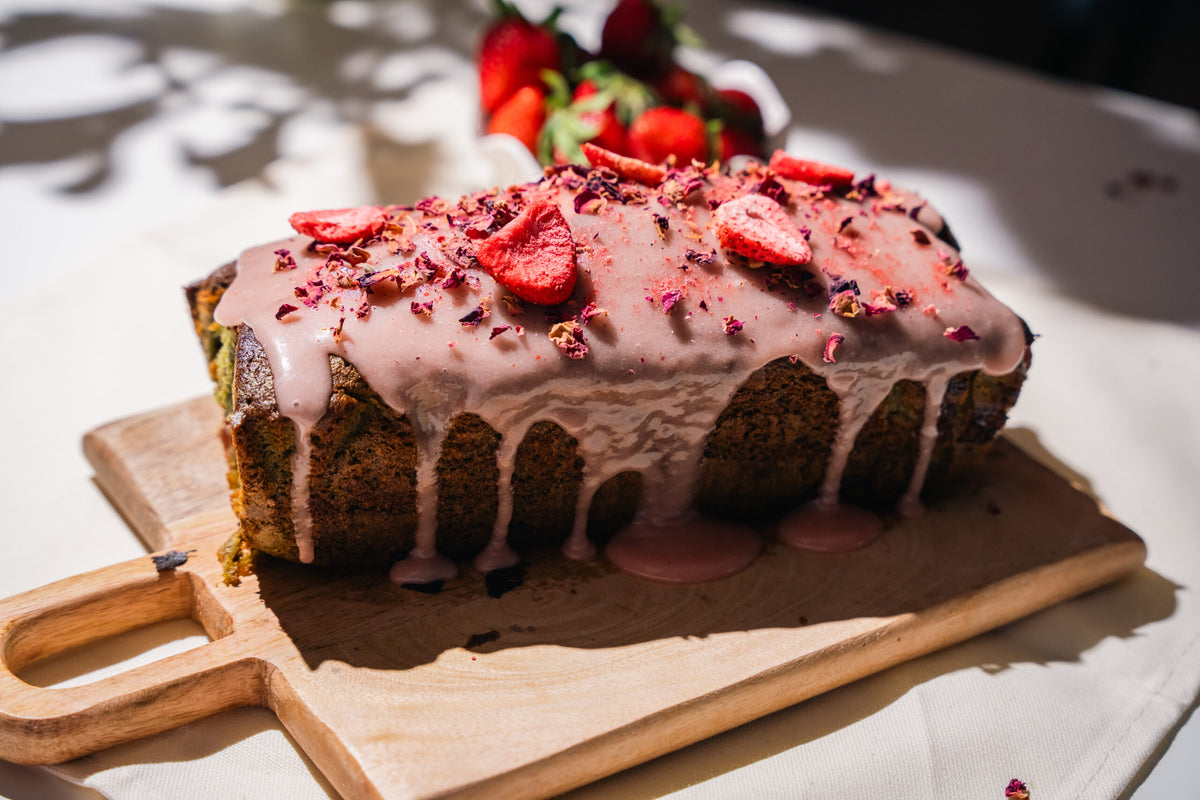 Strawberry Matcha Bread z truskawkową polewą
