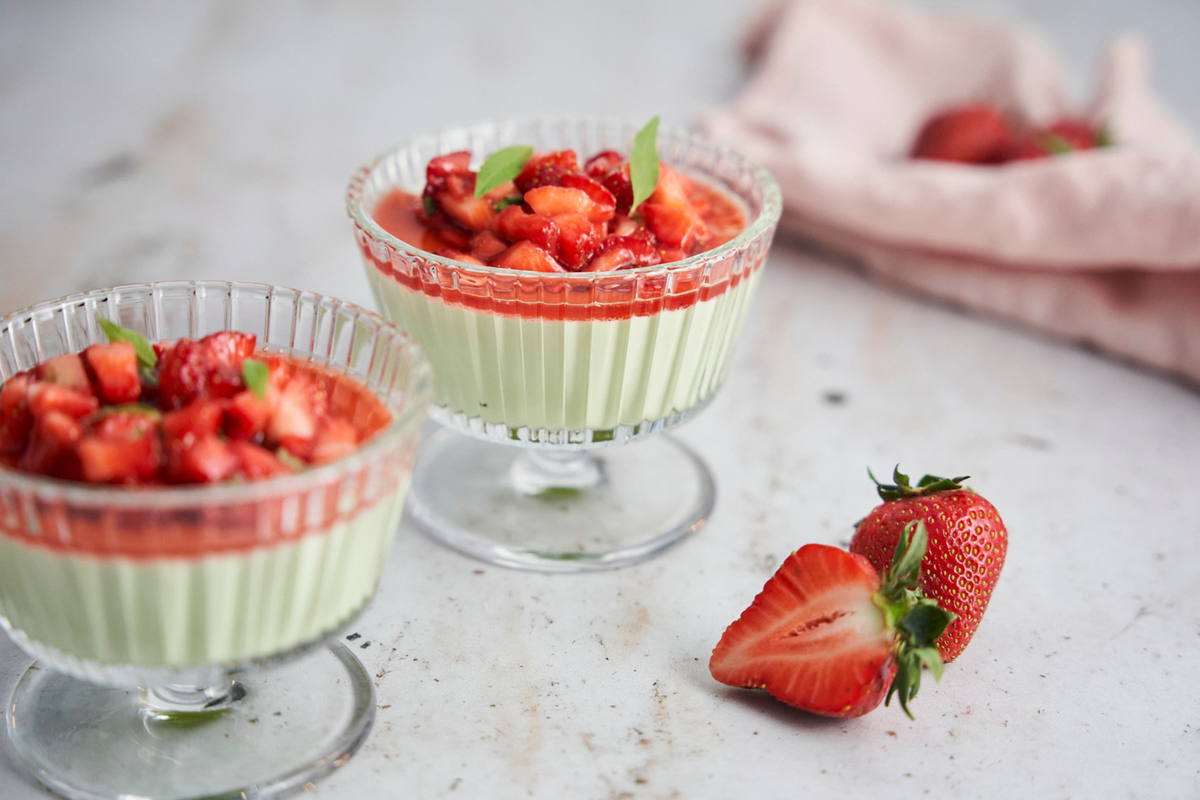 panna cotta z matchą i truskawkami