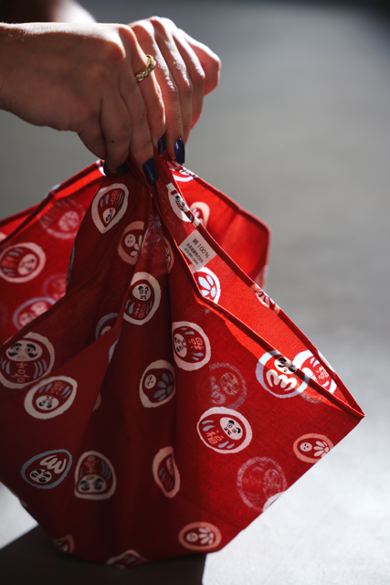 Furoshiki Daruma - japońska chusta do pakowania prezentów