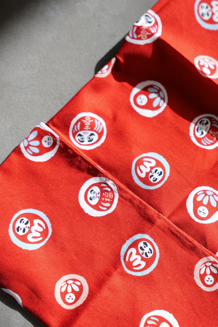 Furoshiki Daruma - japońska chusta do pakowania prezentów